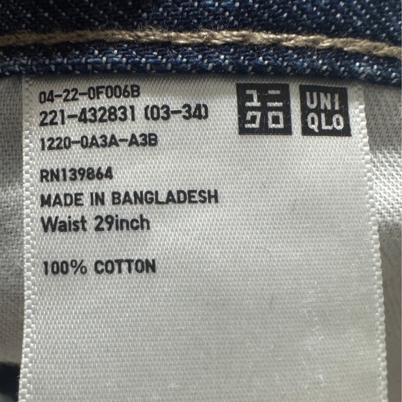 Uniqlo Relaxed Fit Tapered Dark Wash Jeans - Picture 5 of 6